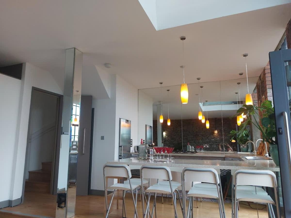 Converted Factory Loft Apartment Бристоль Экстерьер фото